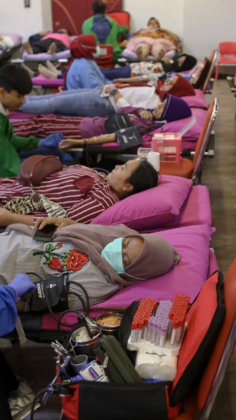 FOTO: Berkah Ramadan, Ribuan Warga Antusias Mengantre Sedekah Darah untuk Aksi Kemanusiaan