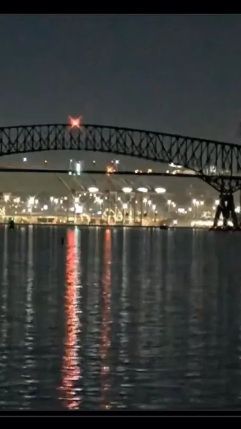 VIDEO Detik-Detik Kapal Kontainer Tabrak Jembatan di AS Sampai Roboh, Mobil-Mobil Berjatuhan ke Sungai