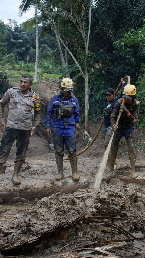 Empat Korban Tertimbun Longsor di Bandung Barat Ditemukan