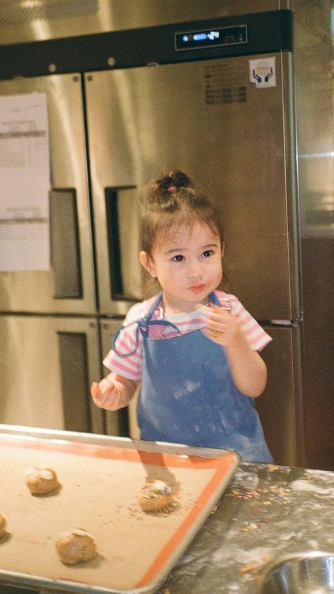 Super Cute! 10 Potret Baby Millie Mae Anak Derby Romero Belajar Membuat Kue, Ekspresinya Gemesin Banget