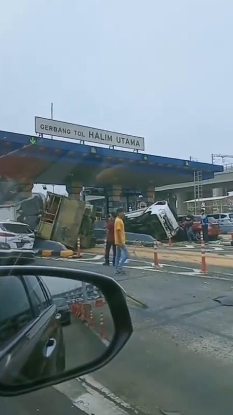 Kronologi Kecelakaan Beruntun 7 Kendaraan di Gerbang Tol Halim Akibat Sopir Truk Ugal-Ugalan