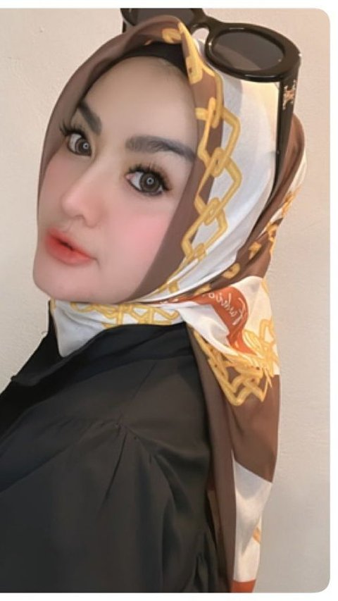 Dulu Tampil Terbuka, 8 Foto Terbaru Gina Youbi Yang Bikin Pangling Dengan Balutan Hijab