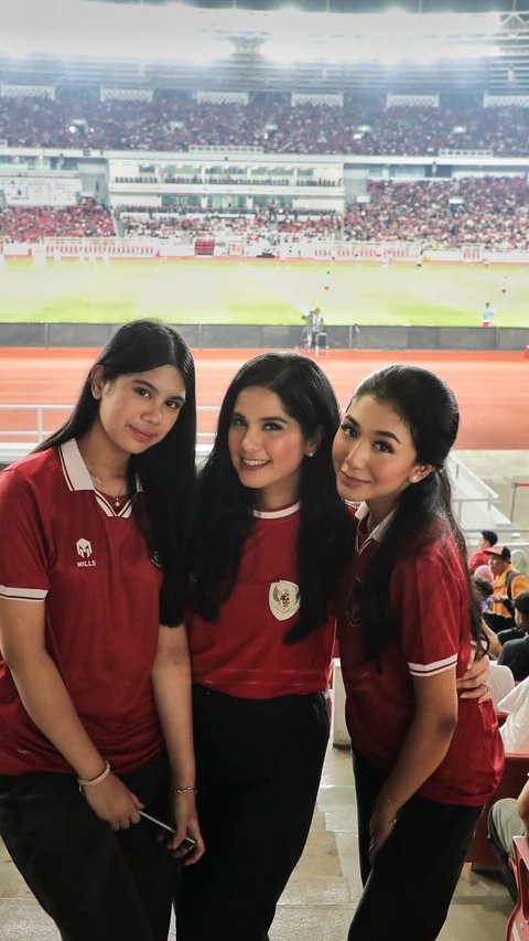 Potret Cantik Almira Anak Annisa Pohan Nonton Pertandingan Sepak Bola di GBK, Penampilann Bikin Salfok