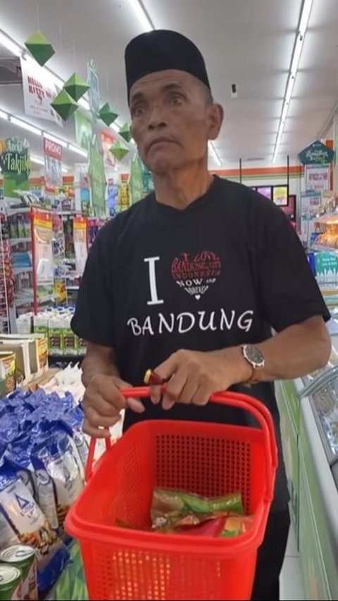 Asyik, Momen Ngabuburit Pasangan Beda Usia ke Supermarket 'Beli Yakult & Suami Beli Premen'
