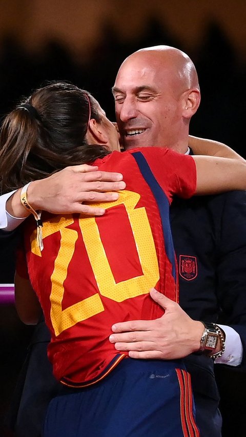 FOTO: Buntut Cium Bibir Pemain Timnas Putri, Eks Presiden Sepakbola Spanyol Dituntut Hukuman 2,5 Tahun Penjara