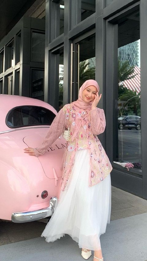 Look Fresher on Hari Raya with a Touch of Pink Outfit