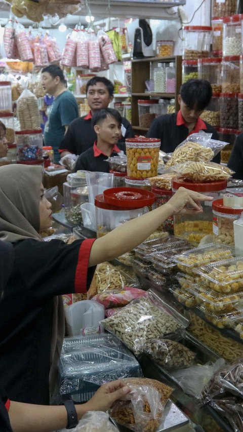 FOTO: Jelang Lebaran, Warga Serbu Sentra Penjualan Kue Kering di Jatinegara