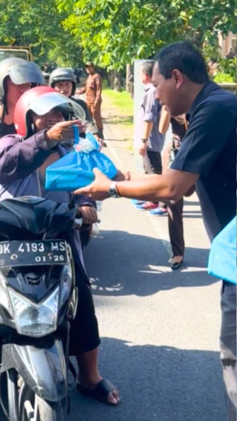 Bakti Sosial, Kejati Bali Serahkan Ratusan Paket Sembako ke Pegawai Honorer dan Panti Asuhan