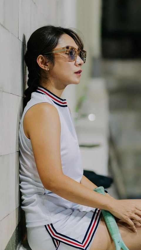 Portrait of Dinda Kirana Looking Energetic while Playing Tennis, Focused on Her Outfit