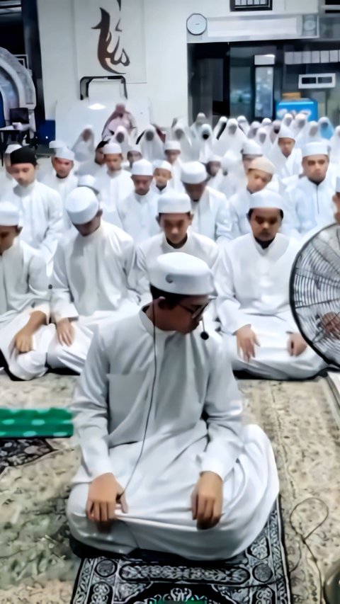 Ngakak! Lagi Khusyuk Baca Doa Usai Sholat Tarawih, Jamaah Auto Buyar Diteror Kecoak Terbang