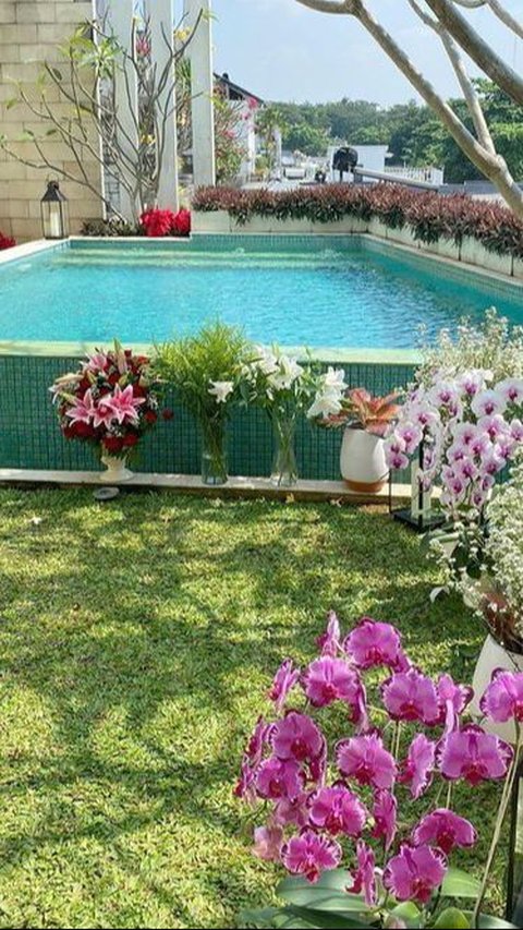 Luxurious 10 Gardens in Celebrity Homes, Number 5 Feels Like Heaven, Full of Blooming Flowers