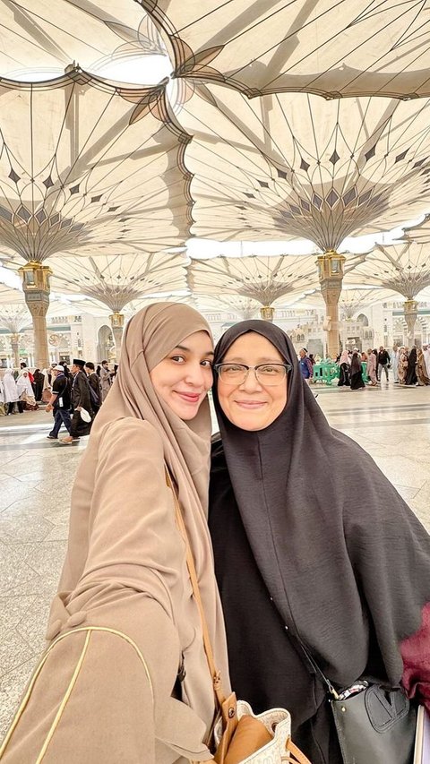 Pengalaman Shireen Sungkar Puasa Ramadan Sambil Umrah Bersama Sang Ibu