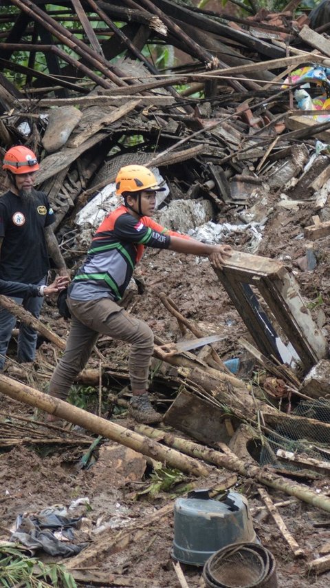 Nenek dan Cucu Korban Longsor Cipongkor Bandung Barat Ditemukan Meninggal Saling Berpelukan