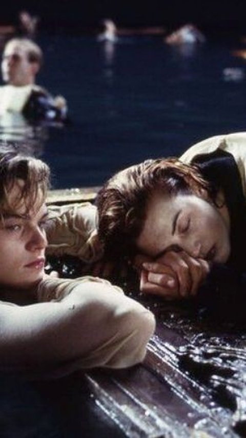 Board That Saved Rose on Titanic Sold For US$718,750 at Auction