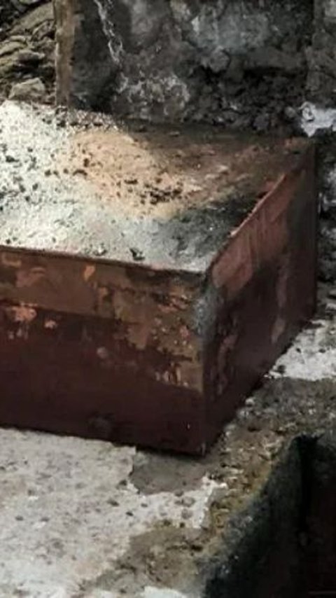 South Carolina Mall Demolition Crew Finds Time Capsule With 'Year 2033' Written on It