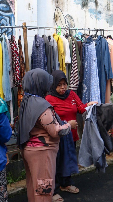 FOTO: Indahnya Berbagi Pakaian dan Sayur Gratis di Tengah Ramadan ala Warga Jati Padang