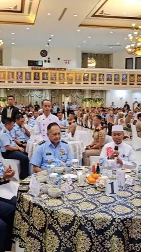 Momen Hangat Ulama Kondang Buka Puasa Bersama Jenderal AU, Beri Pesan 'Teruslah jadi Muslim Baik Jenderal'