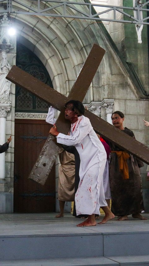 FOTO: Melihat Kesengsaraan Yesus Kristus dalam Prosesi Jalan Salib di Gereja Katedral Jakarta