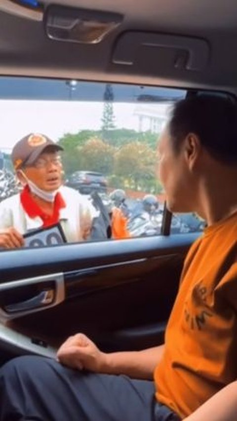 Kisah Pak Alex Pensiun dari Stasiun TV kini Jualan Rempeyek di Pinggir Jalan, Tak Disangka Bertemu Sosok Penting