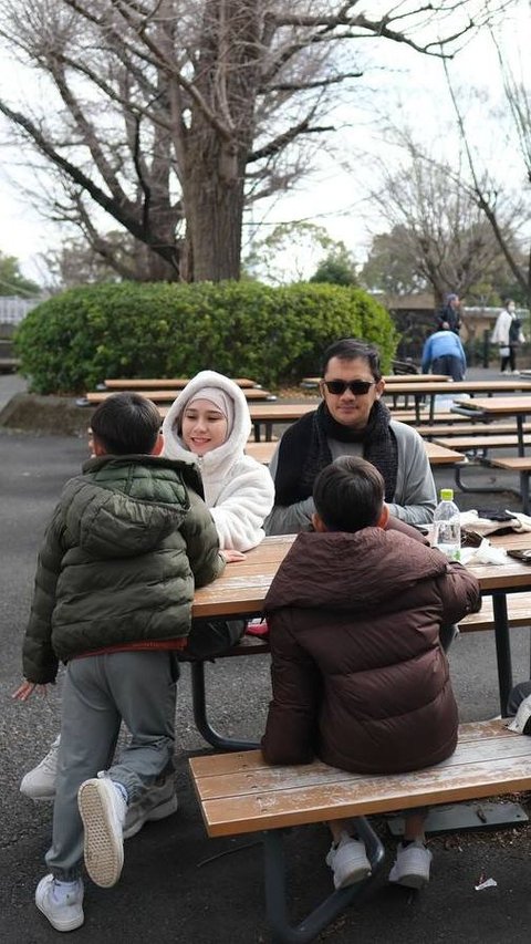 Potret Zaskia Adya Mecca Liburan Bareng Enam Anaknya ke Jepang, Seru tapi Sedih Hanung Bramantyo Harus Pakai Kursi Roda