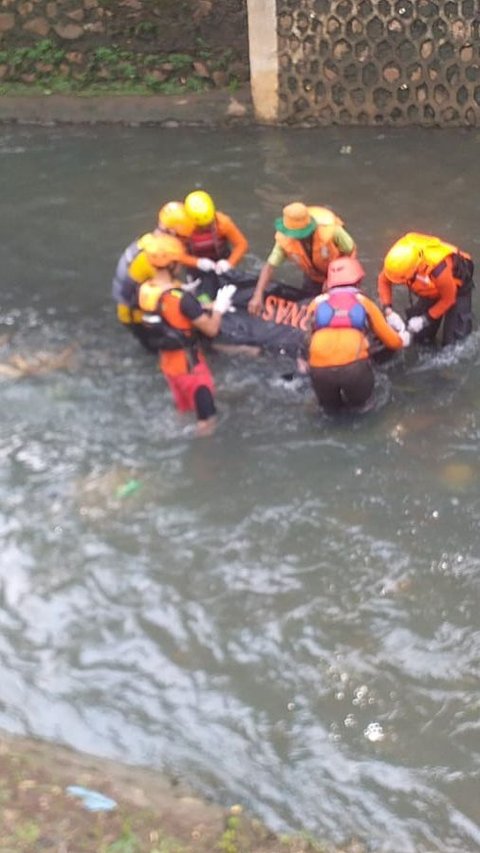 Dua Anak Hanyut saat Berenang di Kali Mampang, Ditemukan Meninggal Dunia