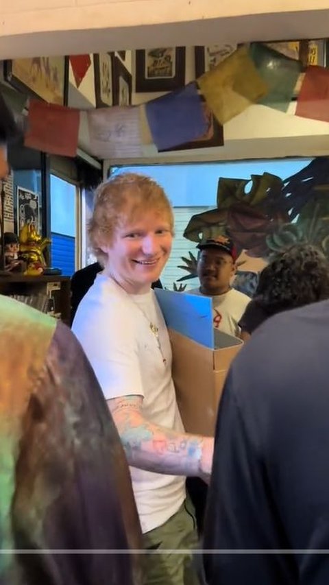 Momen Langka Ed Sheeran Main ke Pasar Santa Jakarta, Angkat Sendiri Kardus Isi Vinyl