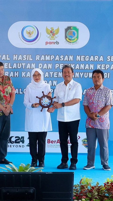 Nelayan Banyuwangi Terima Kapal Rampasan