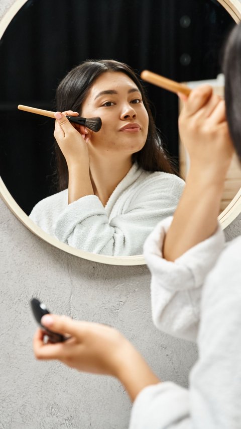 Retouch Makeup Hanya dalam 2 Langkah, Anti Repot Hasilnya Cetar