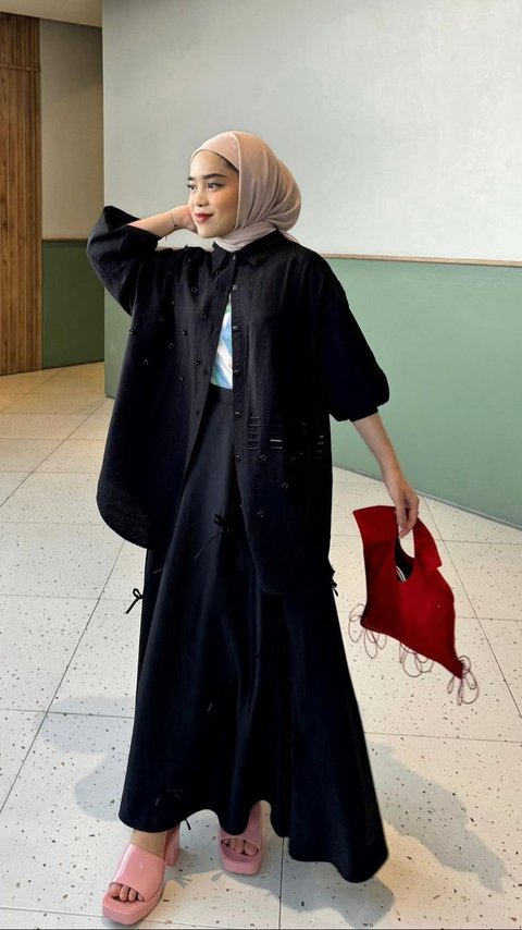 Exciting! Dramatic Combination of All-Black Outfit and Bright Red Bag