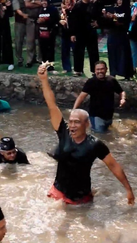 Kenalan dengan Tradisi Ngubek Empang, Cara Unik Silaturahmi Ala Warga Depok di Kolam Ikan