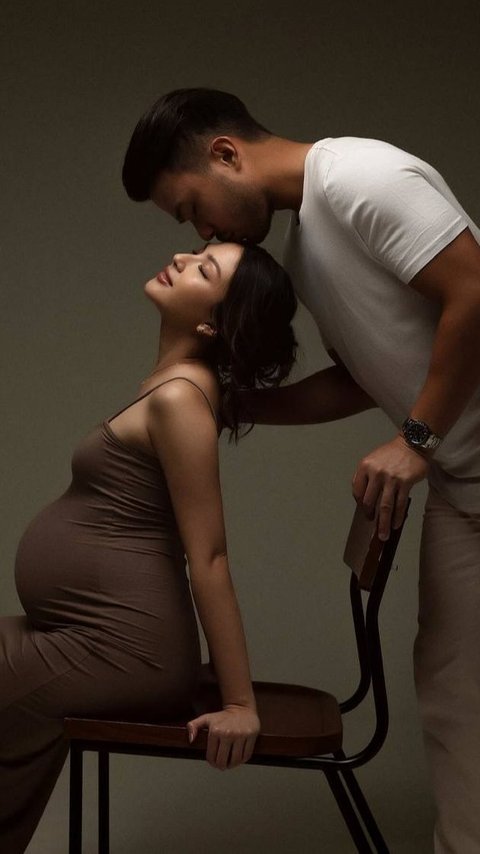 Aura Bumil Terpancar, 8 Foto Maternity Shoot Terbaru Jessica Mila Bersama Suami