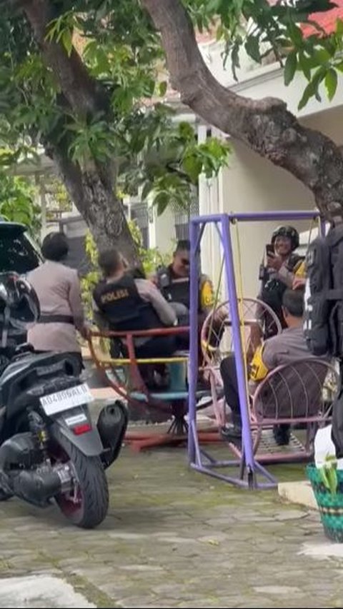 Asyik Dua Polisi Berseragam Lengkap Main Putaran Anak TK, Sang Polwan Megang Kendali