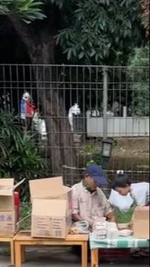 Viral Momen Bocah Jualan Ditemani Sang Kakek, Bahagia saat Dagangannya Diborong