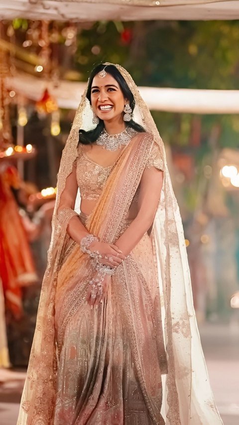Portrait of the Magnificent Sari of Radhika Merchant, the Future Daughter-in-law of Crazy Rich India, During the Pre-Wedding Party