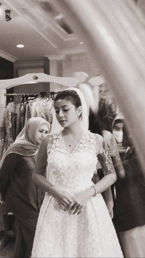 Foto-foto Awkarin saat Fitting Gaun Pengantin Bikin Heboh Netizen, Mau Menikah?