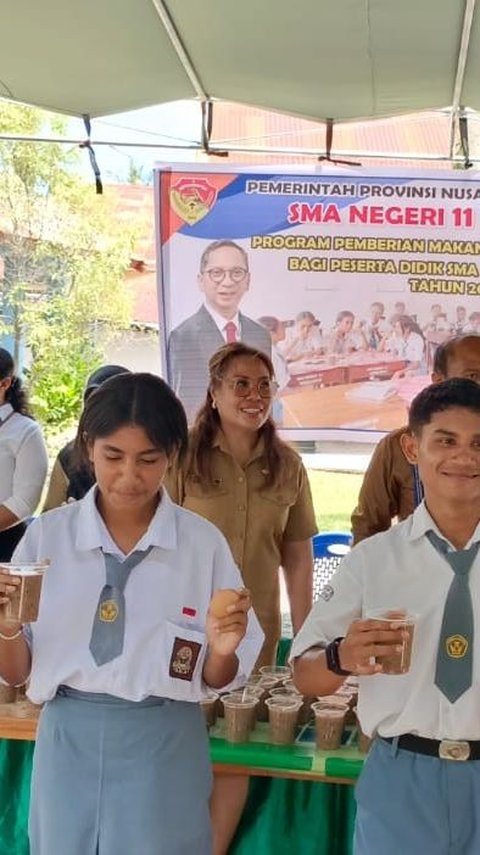 Pelajar SMA 11 Kupang Terima Makan Siang Gratis, Ini Menunya