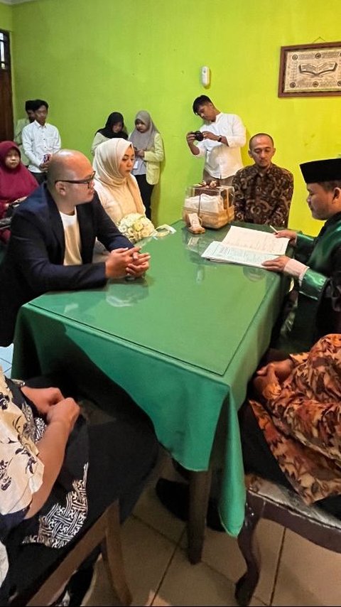 Marriage at the Office of Religious Affairs (KUA), Doing Own Makeup and Renting Clothes for Rp200 Thousand, the Moment is Really Fun!