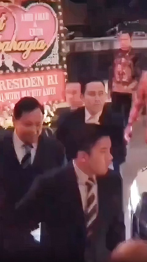 Viral Video Momen Amien Rais Serobot Rombongan demi Bisa Salaman Prabowo Subianto, Panen Kritikan Pedas Netizen