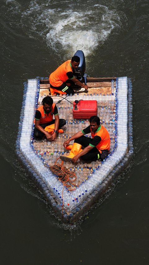 FOTO: Penampakan Perahu Botol Plastik Bekas Buatan Petugas UPS Badan Air DKI Jakarta saat Diuji Coba di Kanal Banjir Timur