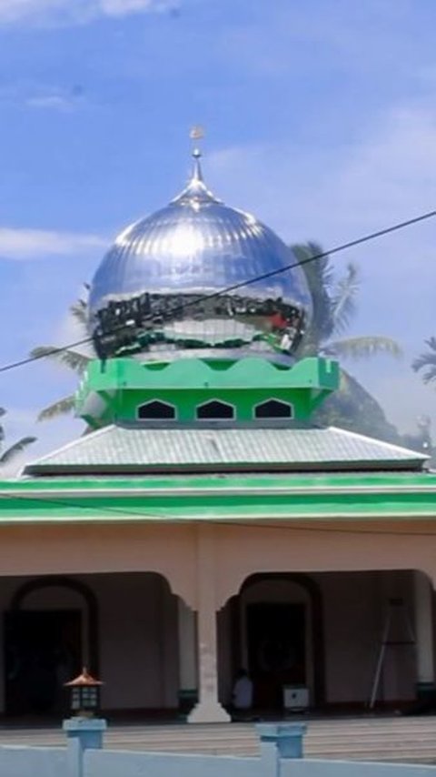 Alif Pillar Pronouncing Allah Made of 2.6 Kg of Gold and 200 Gems in the Mosque Dome in Maluku Stolen by Thieves