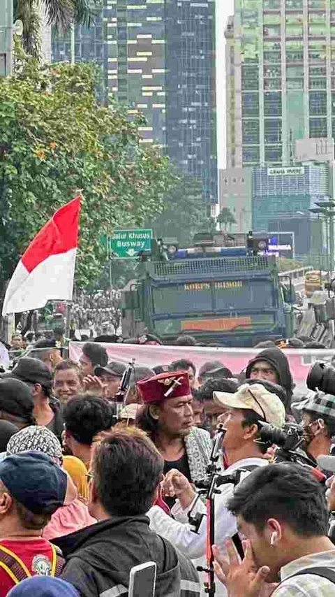 Massa Demo Pro dan Kontra Hak Angket Ricuh di Depan DPR, Saling Dorong dan Lempar Botol