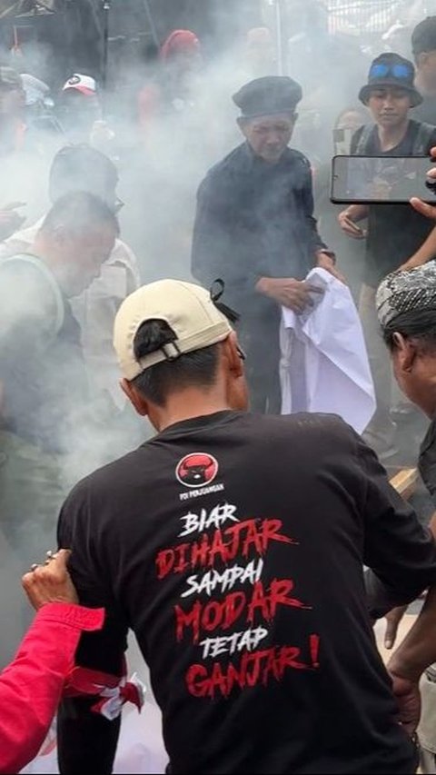 Demo Depan DPR Makin Panas, Massa Bakar Baliho Wajah Jokowi