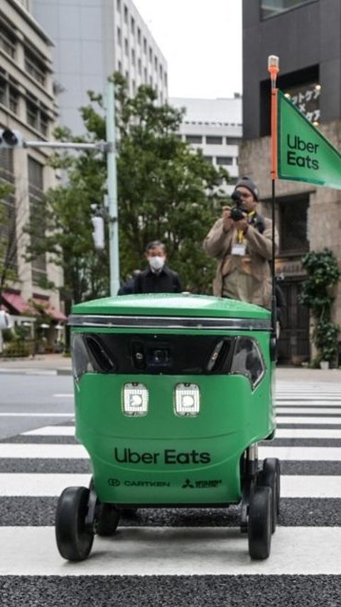 FOTO: Canggih! Uber Eats Jepang Layani Pesan Antar Makanan Pakai Robot