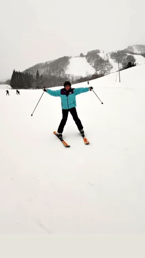 Foto-foto Keseruan Syahnaz Sadiqah Liburan di Jepang, Tak Disangka Ternyata Jago Main Ski!