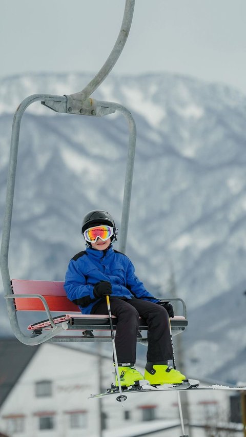 Potret Ganteng Rafathar Main Ski di Jepang, Netizen 'Pesona Tuan Muda Kayak Warlok'