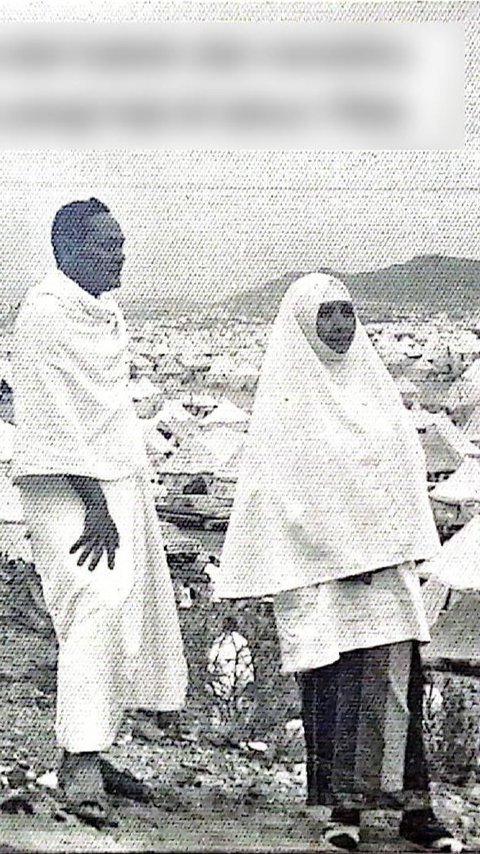 Portrait of Husband and Wife Performing Hajj in 1966 by Sea, Focused on the Difference in Attire during Departure compared to Now
