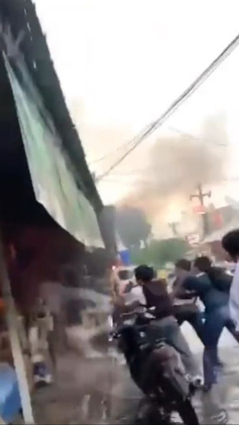 Aksi Pelajar Bantu Padamkan Api di Kios Milik Pedagang Sayuran di Karawang Ini Viral, Tuai Pujian