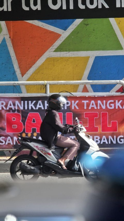 FOTO: Spanduk Menuntut KPK Berantas Mafia Tambang Bertebaran di Jakarta