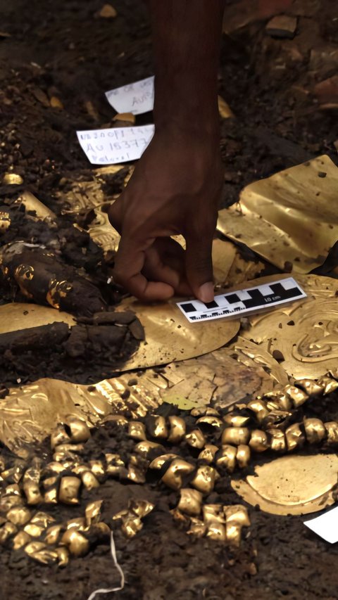 Tumpukan Artefak dari Emas yang Tak Ternilai Harganya Ditemukan di Makam Kuno Berusia 1300 Tahun