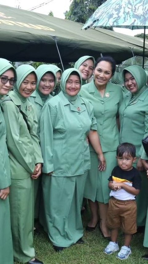 Kehebohan Ibu-Ibu Persit Kedatangan Istri Kasad, Rebutan Selfie Bareng Sosok Perempuan Panutan di TNI AD